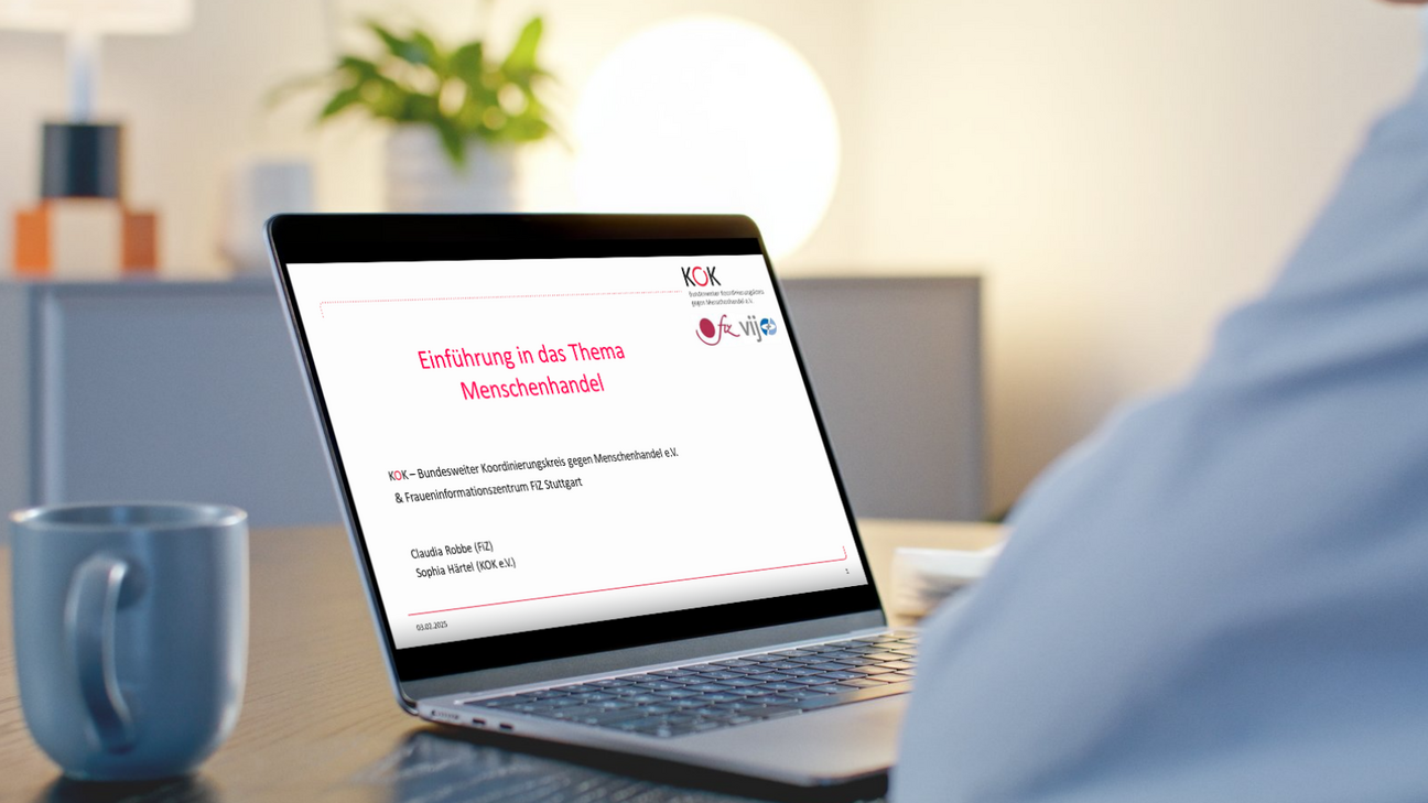 eine Person sitzt vor einem Laptop. Es ist die Startfolie einer Onlineschulung zu sehen: Einf&uuml;hrung in das Ph&auml;nomen Menschenhandel